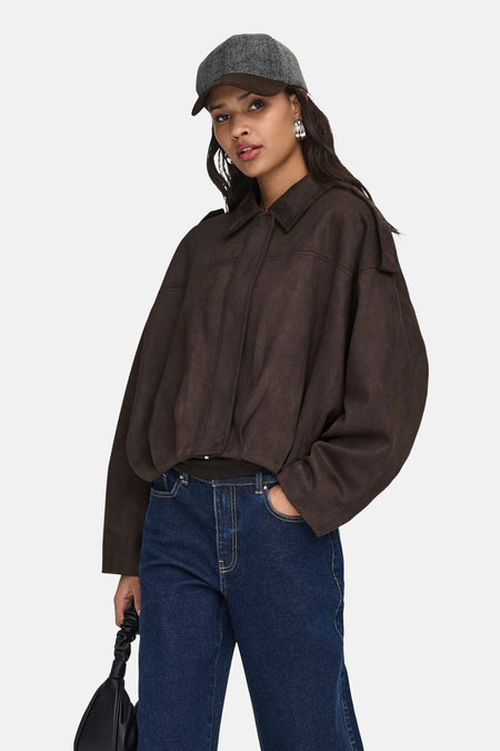 Veste courte marron en suède par JDY, portée avec un chapeau à chevrons et un jean bleu.