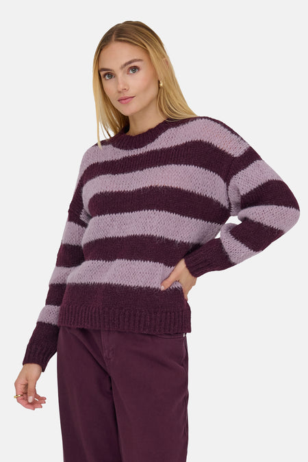 Ronde hals trui paars van ONLY, met lavendel horizontale strepen en gedragen met een bijpassende broek.