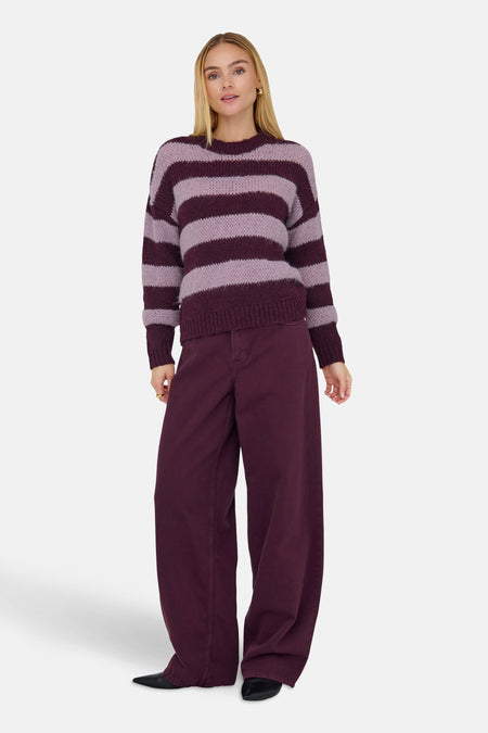 Pull à col rond violet par ONLY, à rayures horizontales parme et porté avec un pantalon assorti.
