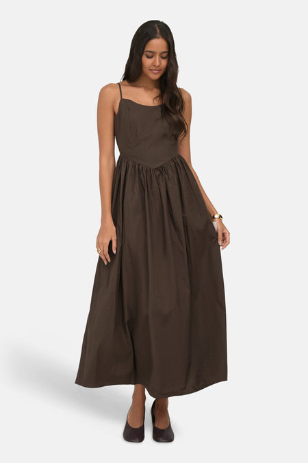 Robe longue brune de ONLY® à bretelles fines et taille ajustée.