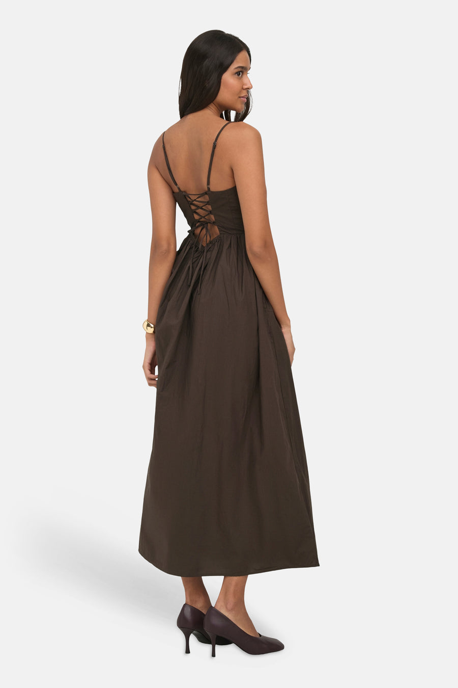 Bruine midi-jurk van ONLY® met kanten rug en dunne bandjes, van achteren gedragen.