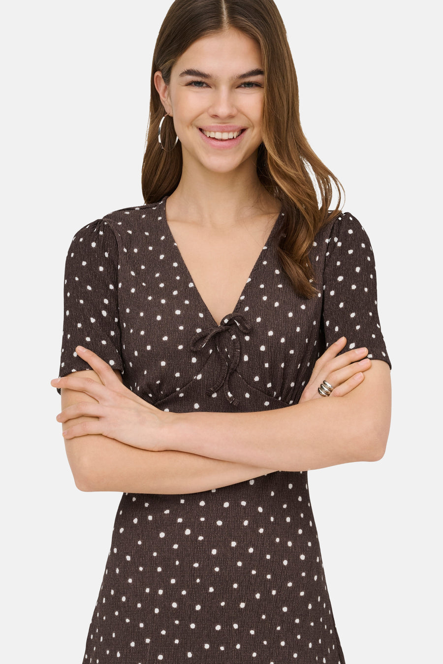 Bruine jurk met textuur en witte stippen van ONLY®, met V-hals, korte pofmouwen en strikdetail.
