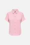 Roze blouse van ONLY®, achterzijde, met kraag, opgerolde mouwen, rugpas en coupenaden, gekreukte textuur.