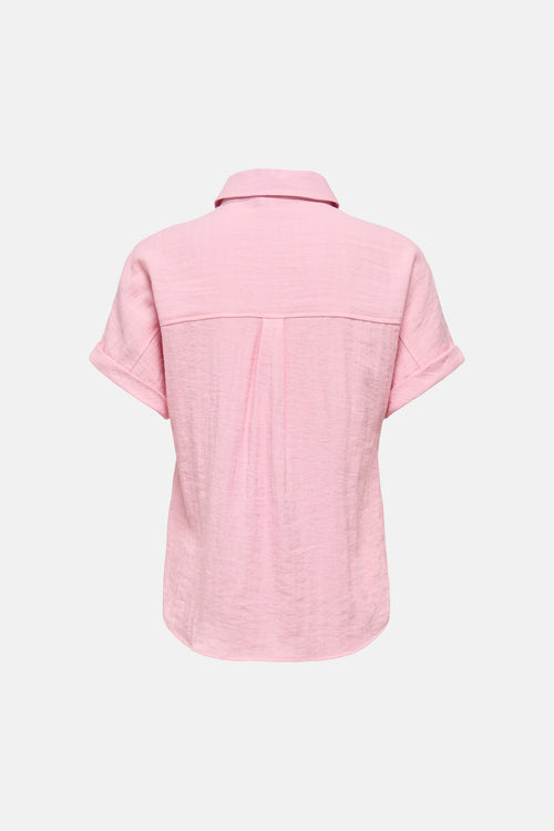 Chemise rose de ONLY®, vue de dos, à col, manches retroussées, empiècement dos et plis d'aisance, texture froissée.