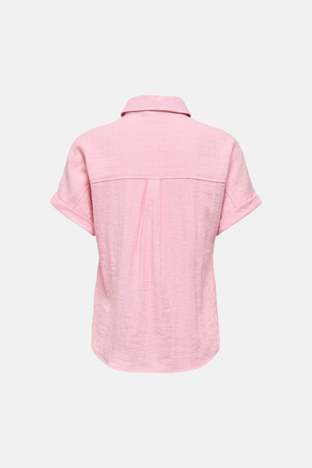 Chemise rose de ONLY®, vue de dos, à col, manches retroussées, empiècement dos et plis d'aisance, texture froissée.
