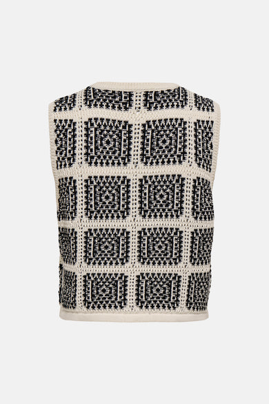 Gilet écru de ONLY, avec motif à carreaux noirs et blancs en maille tricotée.