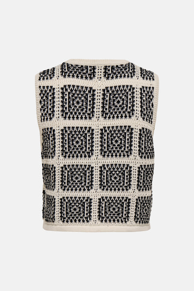 Gilet écru de ONLY, avec motif à carreaux noirs et blancs en maille tricotée.