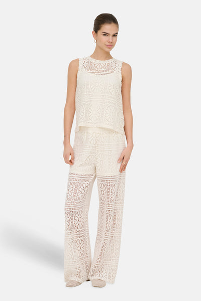 Ecru mouwloze top van ONLY® in geometrisch en bloemenhaakwerk, gedragen met een bijpassende broek.