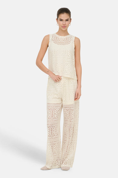 Pantalon écru de ONLY® en crochet à motifs géométriques, porté avec un top assorti.