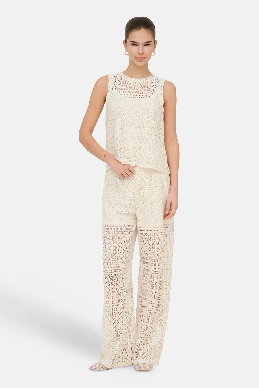Pantalon écru de ONLY® en crochet à motifs géométriques, porté avec un top assorti.