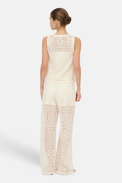 Pantalon écru de ONLY® en crochet ajouré à motifs floraux et géométriques, porté avec un haut assorti, vue de dos.