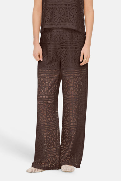 Bruine broek van ONLY® met ajourpatroon, gedragen met een bijpassend topje, achterzicht.