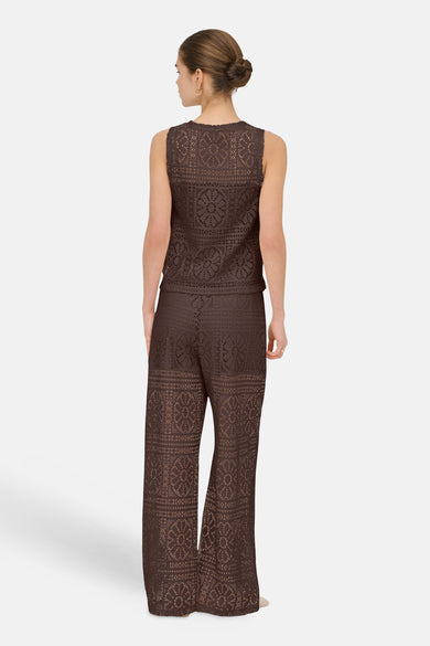 Pantalon brun de ONLY® avec motif ajouré, porté avec un haut assorti, vue de dos.