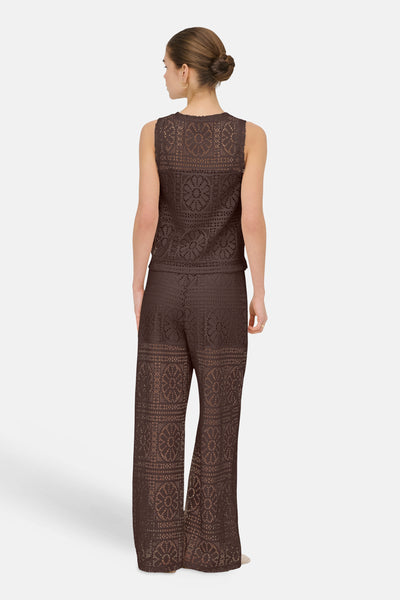 Pantalon brun de ONLY® avec motif ajouré, porté avec un haut assorti, vue de dos.