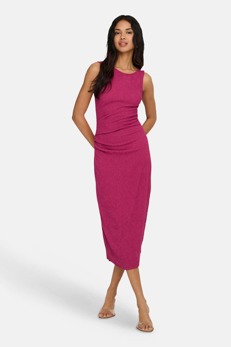 Roze jurk van ONLY®, mouwloos, midi-model in getextureerde stof met elegante plooien aan de voorkant.