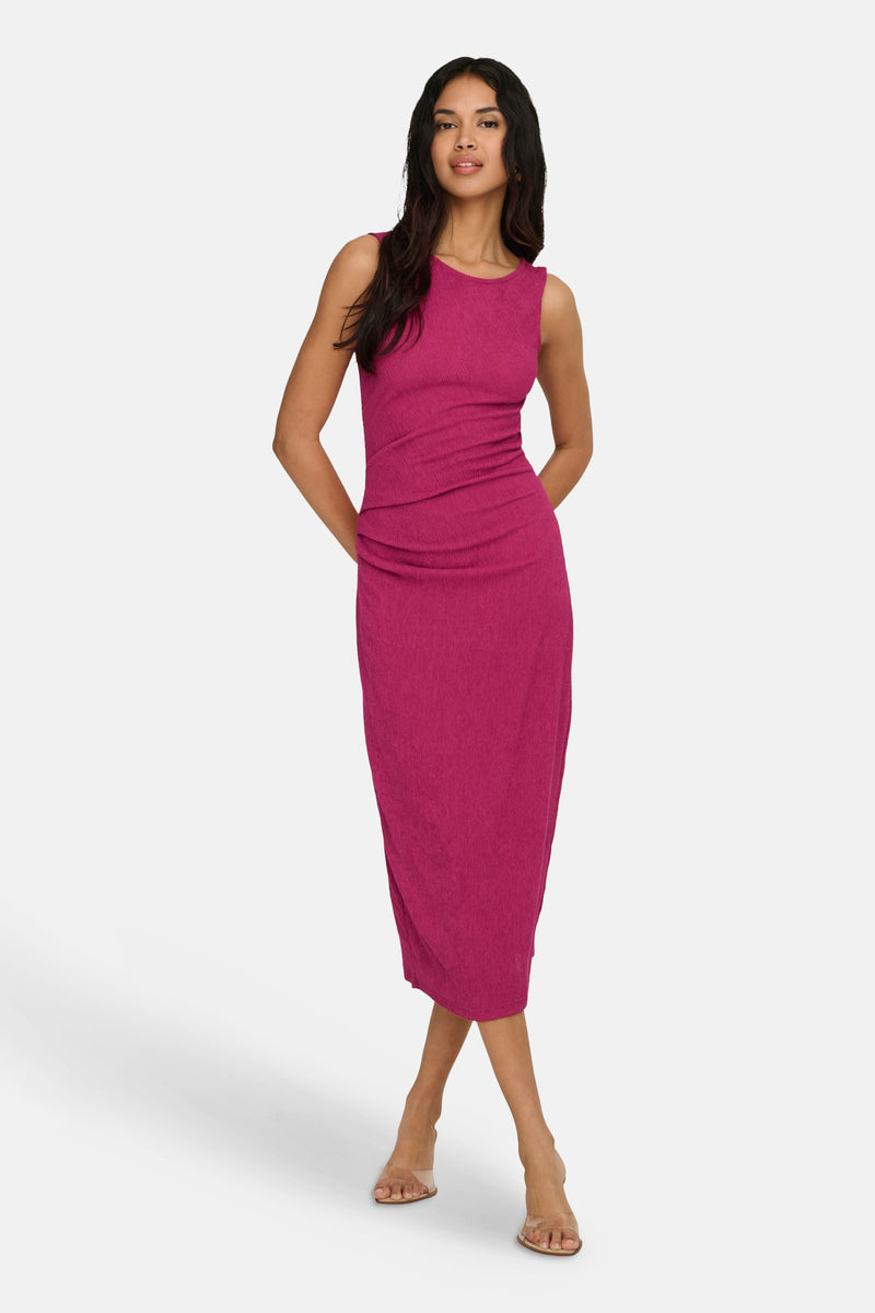 Robe rose de ONLY®, sans manches, coupe midi en tissu texturé avec fronces élégantes sur le devant.