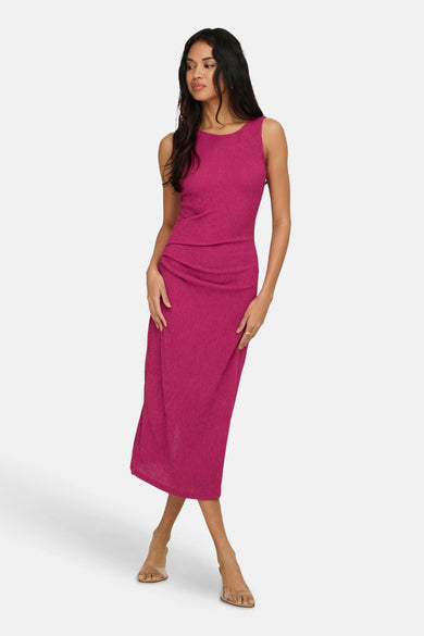 Robe midi rose texturée de ONLY®, avec drapé à la taille, portée par un mannequin.