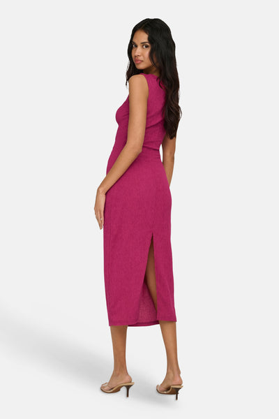 Robe rose fuchsia tricotée de ONLY® à coupe moulante, sans manches, fente arrière et sandales transparentes.