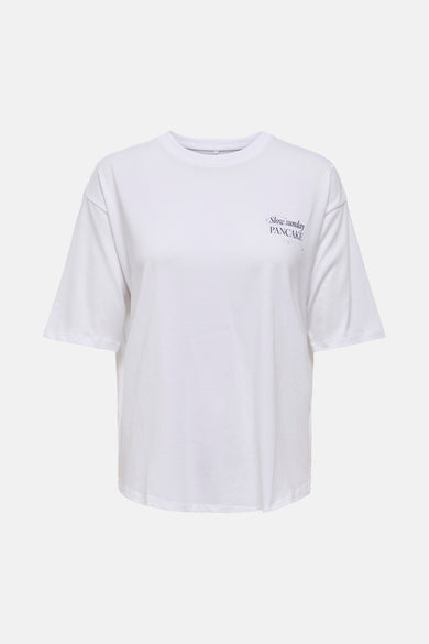 Wit T-shirt van ONLY® met grafische print "Slow Sunday Pancake Club" en pannenkoeken op de achterkant.