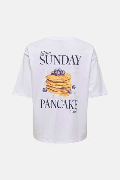 T-shirt blanc de ONLY® avec imprimé graphique "Slow Sunday Pancake Club" et pancakes au dos.