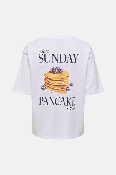 T-shirt blanc de ONLY® avec imprimé graphique "Slow Sunday Pancake Club" et pancakes au dos.