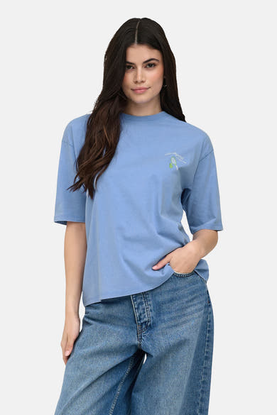 T-shirt uni à manches courtes bleu de ONLY® avec broderie raquette de tennis et l'inscription 'Backyard tennis tour'.