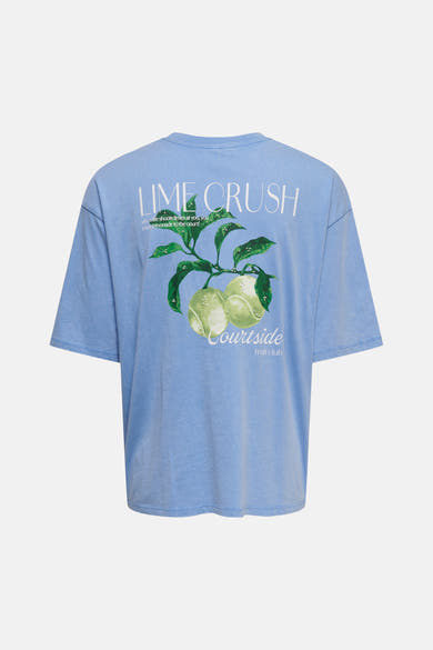 T-shirt bleu clair délavé de ONLY®, dos avec grand imprimé 'Lime Crush' et citrons-balles de tennis.