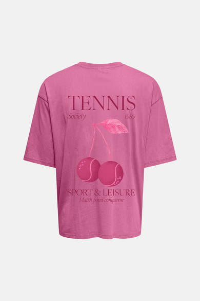 T-shirt rose de ONLY® avec un imprimé arrière "TENNIS Society 1989", des balles de tennis roses façon cerises, et "SPORT & LEISURE Match point conqueror".