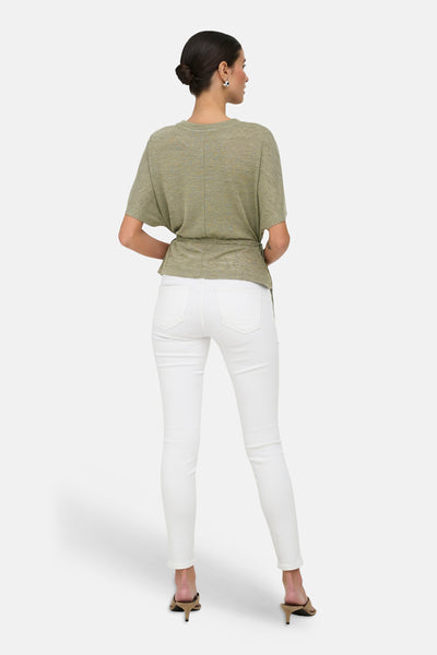 Haut kaki à maille chinée de ONLY® avec manches courtes amples et taille resserrée, vue de dos.