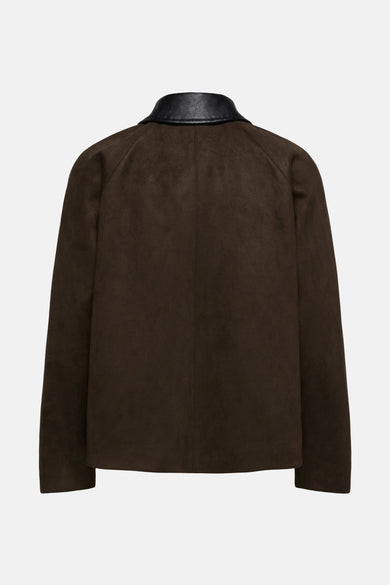 Veste courte marron en suède by ONLY® avec un col en cuir noir, vue de dos.
