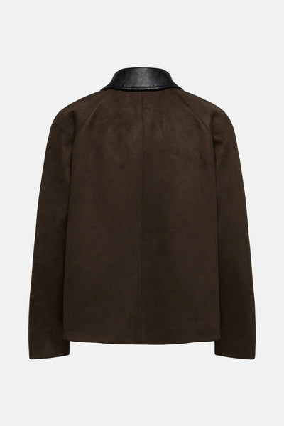 Veste courte marron en suède by ONLY® avec un col en cuir noir, vue de dos.
