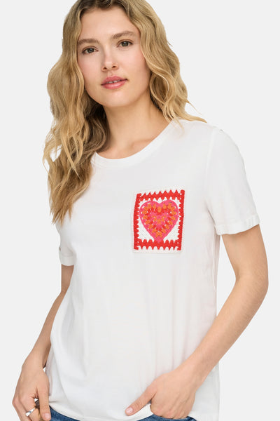 Wit T-shirt met korte mouwen van ONLY®, met een geborduurd hartmotief op de voorkant.