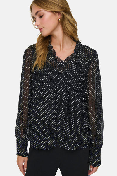 Blouse noire à manches longues de ONLY, à pois blancs et détails froncés.