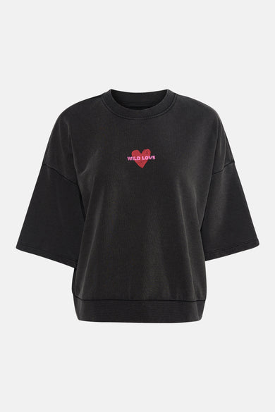 Sweat noir à col rond de ONLY, avec motif cœur et inscription "Wild Love" en rose.
