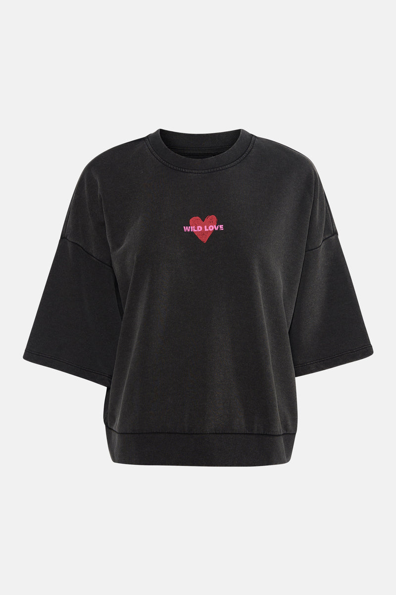 Sweat noir à col rond de ONLY, avec motif cœur et inscription "Wild Love" en rose.

