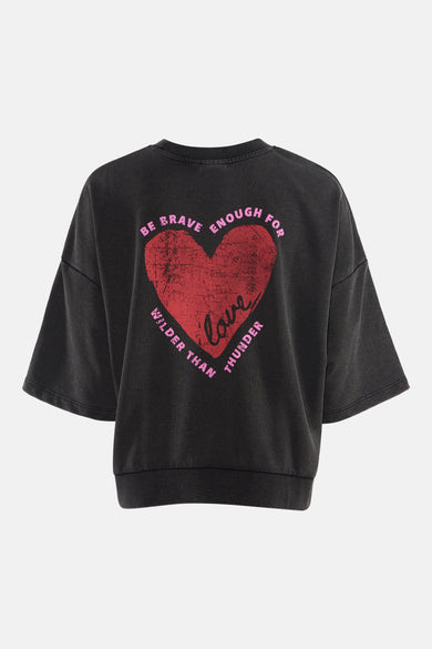 Sweat noir à col rond de ONLY®, avec un grand cœur rouge et un message imprimé sur le dos.