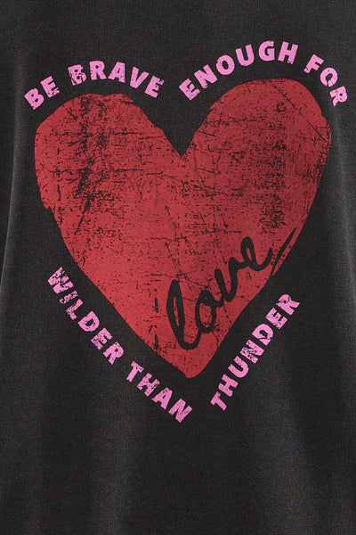 Sweat col rond noir de ONLY®, orné d'un grand cœur rouge et d'un lettrage rose avec un effet usé.
