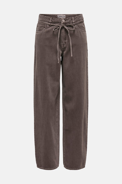 Jeans coloré brun par ONLY, avec une ceinture à nouer, coupe ample et poches avant.