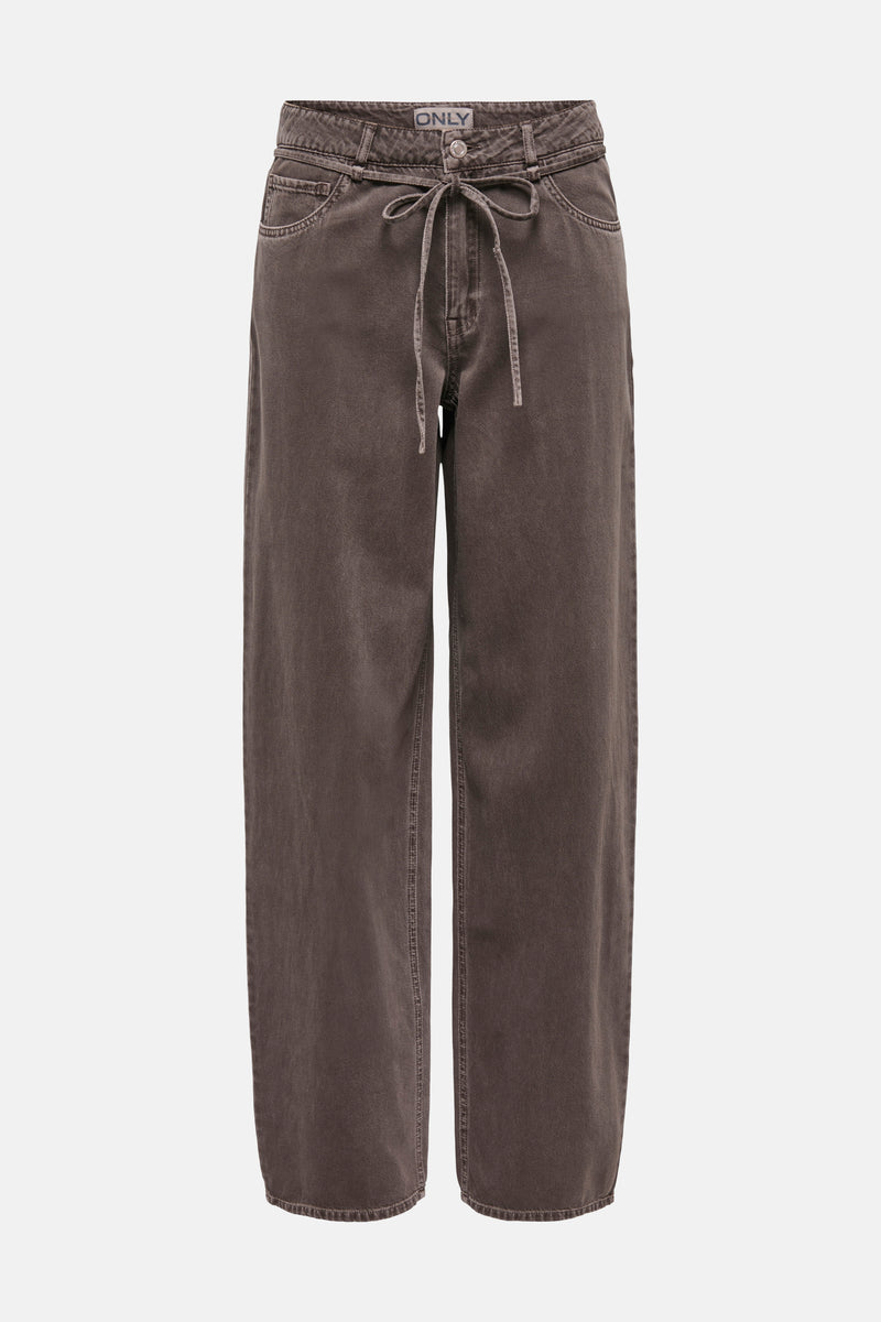 Jeans coloré brun par ONLY, avec une ceinture à nouer, coupe ample et poches avant.