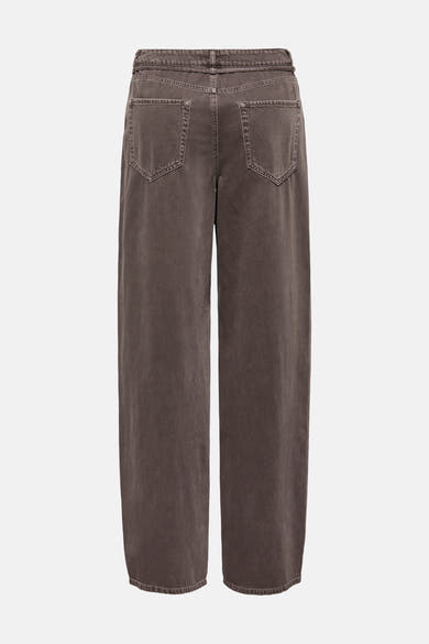 Jeans coloré brun par ONLY® avec des poches arrière, et une coupe ample sur fond uni.
