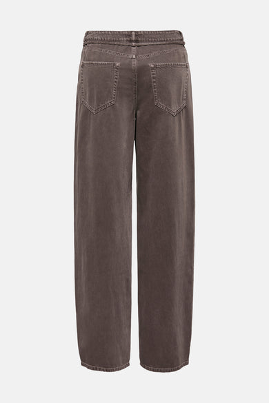 Jeans coloré brun par ONLY® avec des poches arrière, et une coupe ample sur fond uni.
