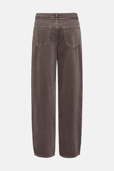 Jeans coloré brun par ONLY® avec des poches arrière, et une coupe ample sur fond uni.
