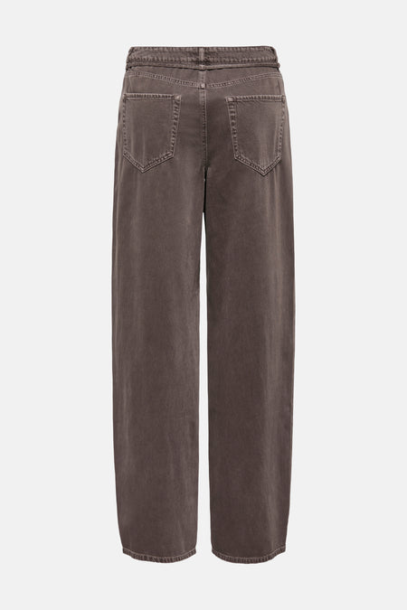 Jeans coloré brun par ONLY® avec des poches arrière, et une coupe ample sur fond uni.
