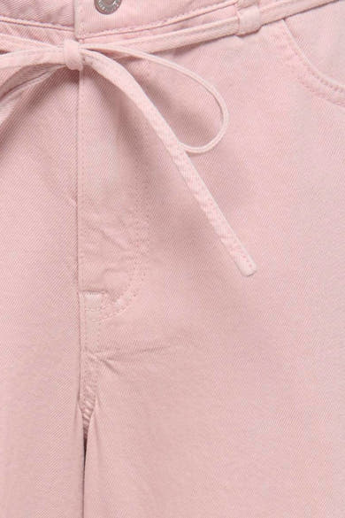Jean coloré rose de ONLY, avec une ceinture à nouer et une texture en denim.
