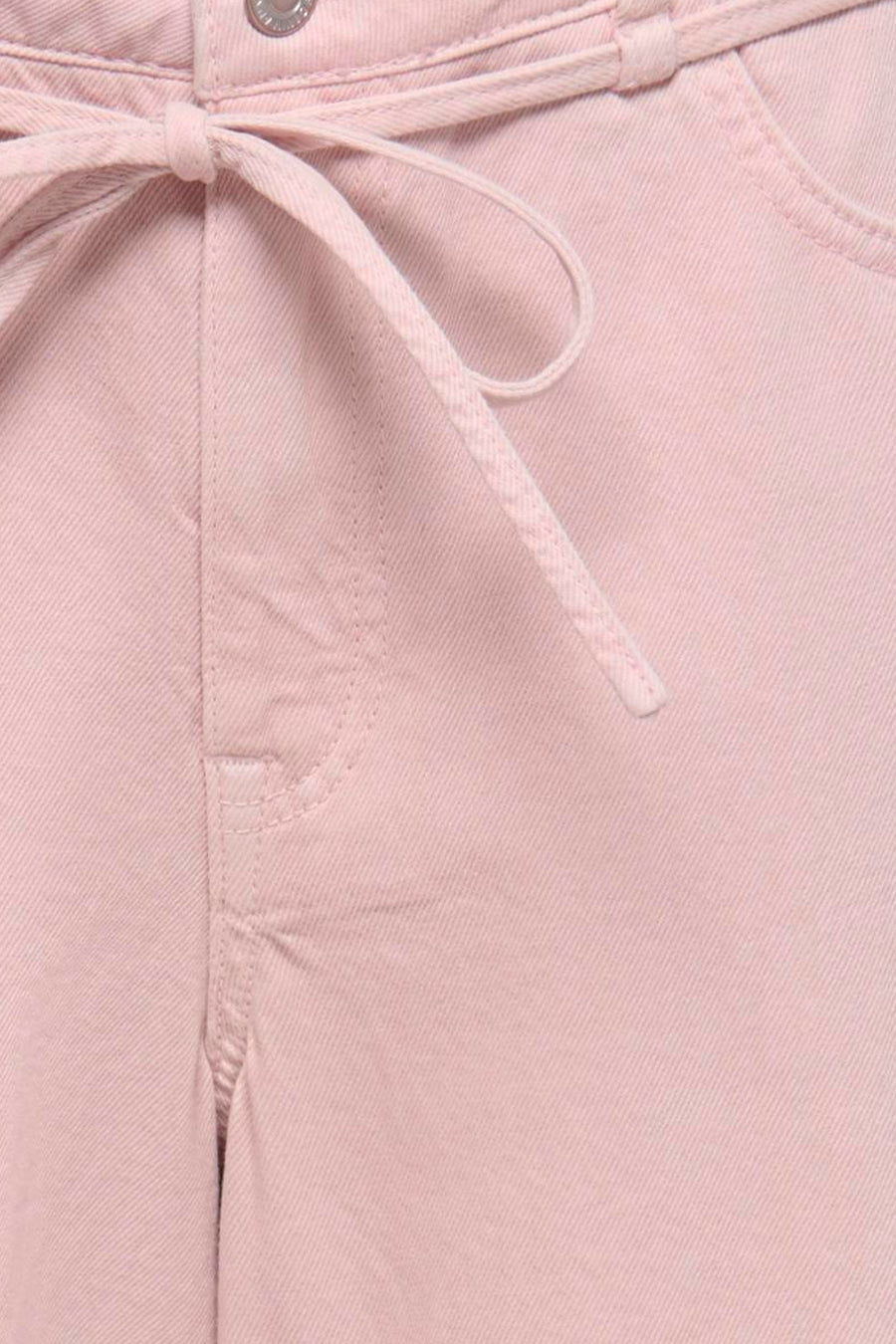 Jean coloré rose de ONLY, avec une ceinture à nouer et une texture en denim.
