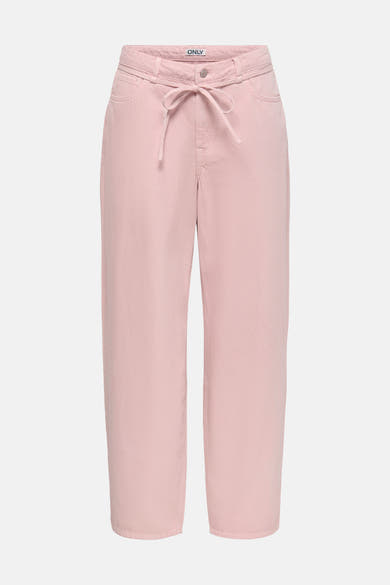 Jean coloré rose de ONLY, avec ceinture à nouer et une coupe décontractée.
