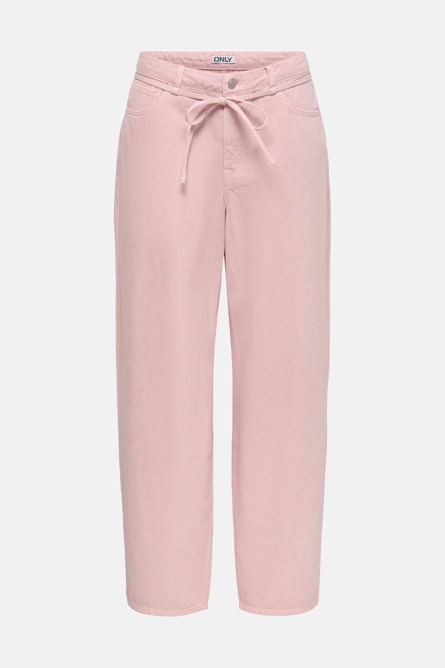 Jean coloré rose de ONLY, avec ceinture à nouer et une coupe décontractée.
