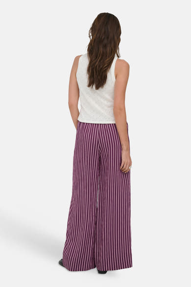 Paarse broek van ONLY® met fijne lichtroze strepen, wijde pasvorm, van achteren gedragen met een witte top.