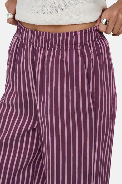 Paarse broek van ONLY® met fijne lichtroze verticale strepen, met elastische gerimpelde tailleband en zijzak.