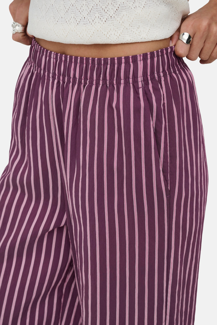 Paarse broek van ONLY® met fijne lichtroze verticale strepen, met elastische gerimpelde tailleband en zijzak.